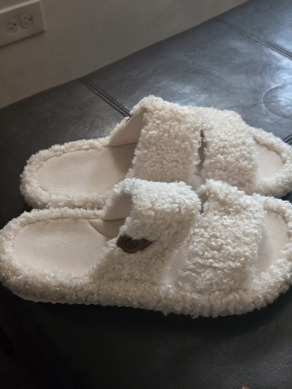 Ever Foams - white slippers - sz 9-10